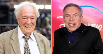 Warwick pays tribute to Gambon w/adorable family photo, calling him 