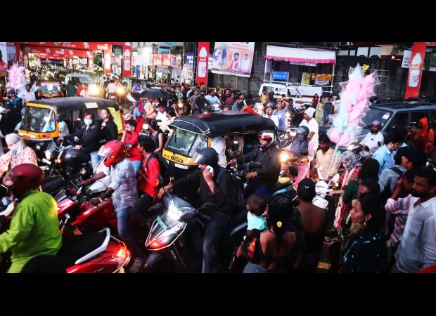 Learn about road closures, alternate routes, diversion points, and no-parking zones for Pune Ganpati Visarjan.