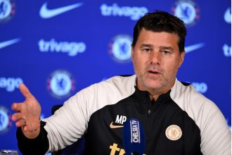 Pochettino offers comforting words to concerned Chelsea player.