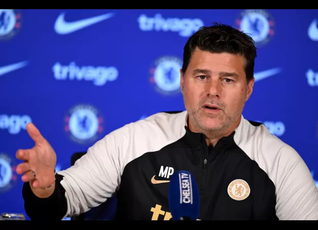 Pochettino offers comforting words to concerned Chelsea player.