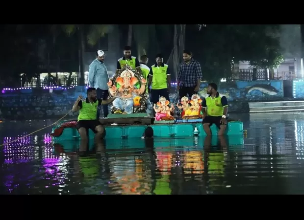 Fewer devotees immersing idols in artificial ponds in Navi Mumbai for Ganesh Visarjan 2023.
