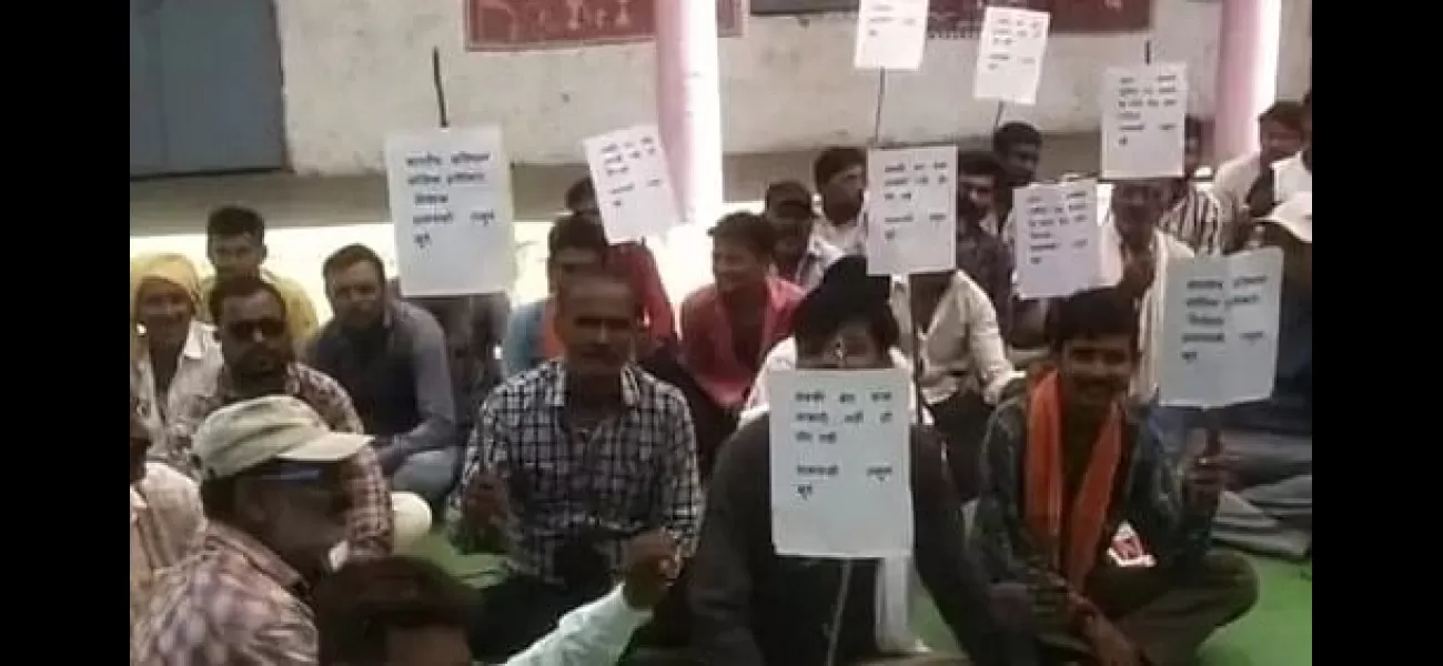 Residents of Rajiv Nagar and Tadvi Phalya hamlets in Madhya Pradesh are protesting in Barwani.