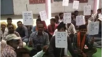 Residents of Rajiv Nagar and Tadvi Phalya hamlets in Madhya Pradesh are protesting in Barwani.
