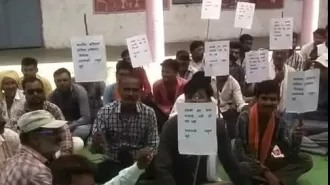 Residents of Rajiv Nagar and Tadvi Phalya hamlets in Madhya Pradesh are protesting in Barwani.