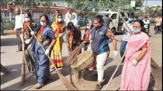 Sanitation workers in Ganj Basoda, Madhya Pradesh end their strike after reaching an agreement with the local government.