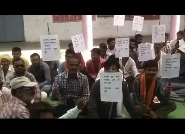 Residents of Rajiv Nagar and Tadvi Phalya hamlets in Madhya Pradesh are protesting in Barwani.