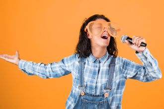 Explore 5 amazing examples of AI-created music that will surprise and delight you!