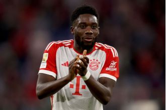 Davies disregards Ten Hag's harsh criticism, demonstrating his strong mindset.