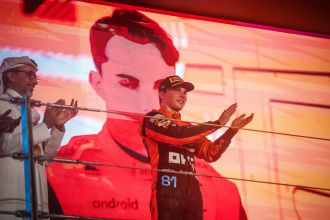 Oscar stays composed despite tensions rising between him and Mercedes.