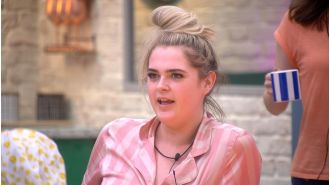 Housemates show perfect example by using pronouns in repetition.