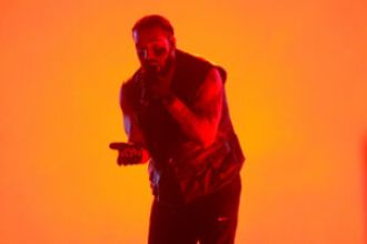 Drake will pay for medical bills of fans with MS who attended his last Toronto tour stop.