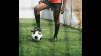 Da’vian Kimbrough becomes the youngest pro soccer player ever at age 15.
