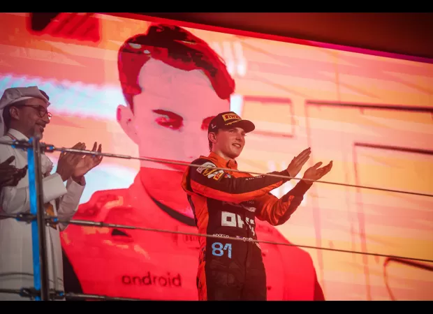 Oscar stays composed despite tensions rising between him and Mercedes.