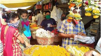 BMC fines Dadar flower market vendors for illegally dumping waste.