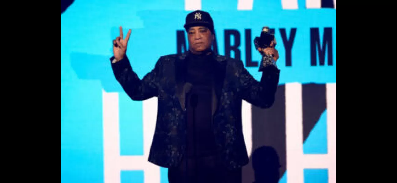 LL Cool J & Rakim perform a powerful tribute to DJ Marley Marl at the BET Hip-Hop Awards.