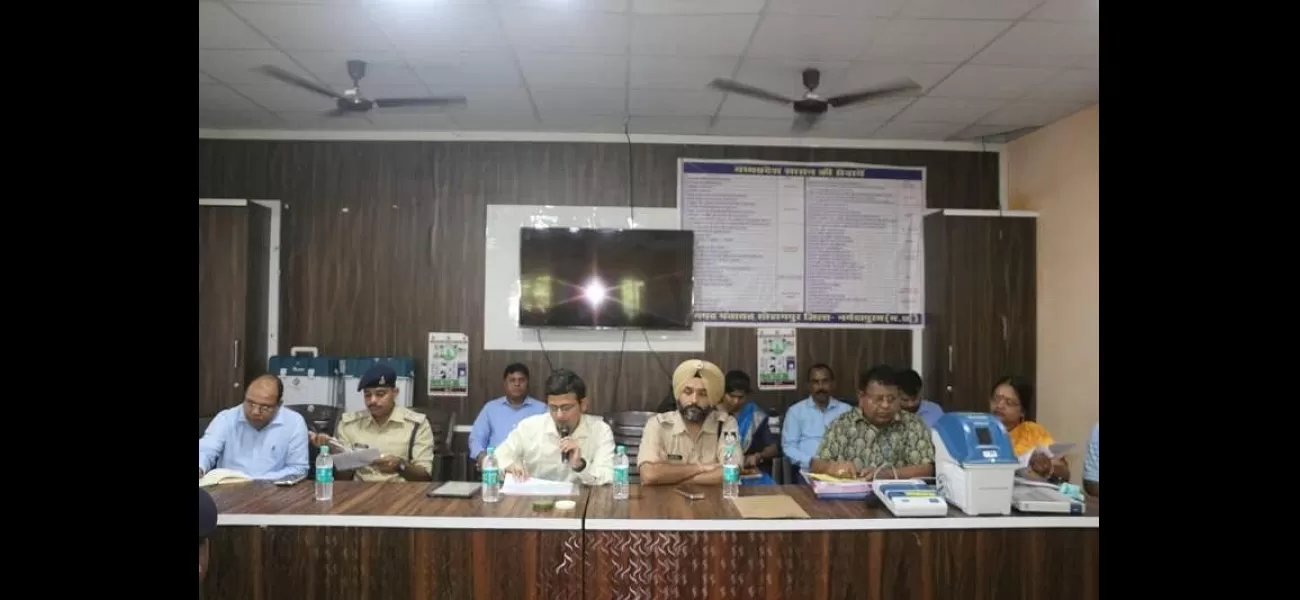 Narmadapuram Collector and SP held a meeting with officials in Sohagpur and Pipariya.
