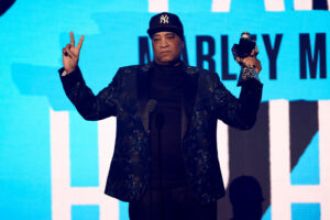 LL Cool J & Rakim perform a powerful tribute to DJ Marley Marl at the BET Hip-Hop Awards.
