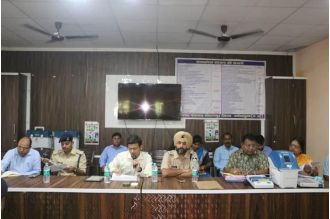 Narmadapuram Collector and SP held a meeting with officials in Sohagpur and Pipariya.