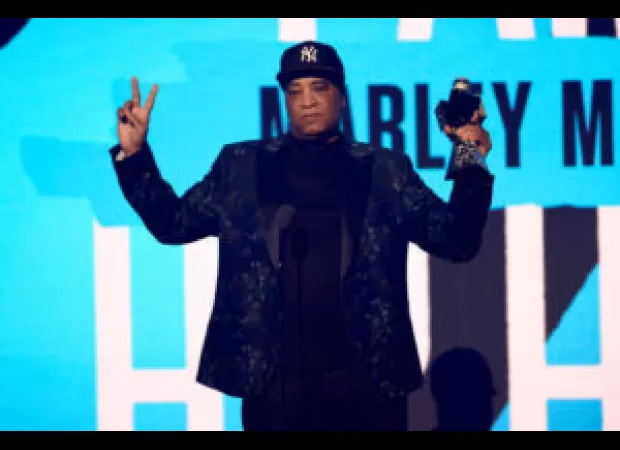 LL Cool J & Rakim perform a powerful tribute to DJ Marley Marl at the BET Hip-Hop Awards.