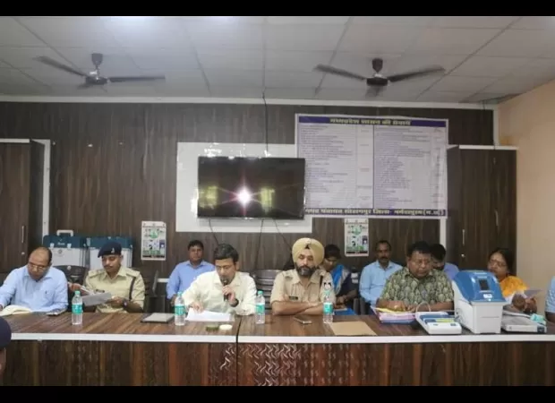 Narmadapuram Collector and SP held a meeting with officials in Sohagpur and Pipariya.