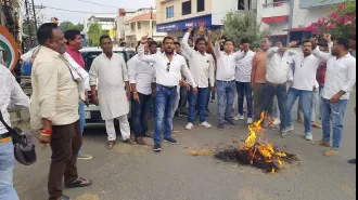 Dissidents set fire to a dummy representing Congress candidate Maya Trivedi as a sign of protest.