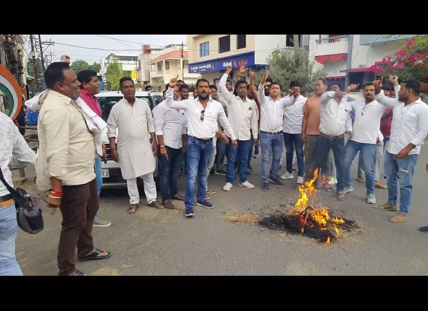 Dissidents set fire to a dummy representing Congress candidate Maya Trivedi as a sign of protest.