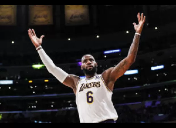 Michael Cooper critcizes LeBron for eating during a preseason NBA game.