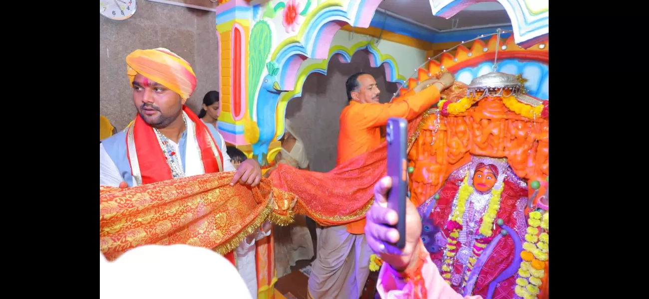Devotees enthusiastically took part in the historical Chunari Yatra in Badnawar.