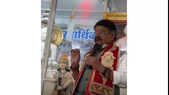 KV: At a Navratri festival in Indore, BJP leader Kailash Vijayvargiya sang devotional songs.