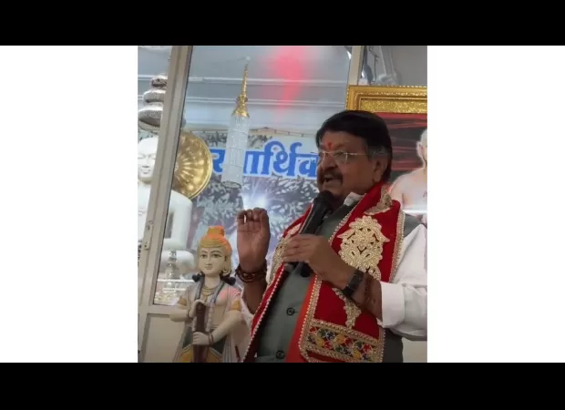KV: At a Navratri festival in Indore, BJP leader Kailash Vijayvargiya sang devotional songs.