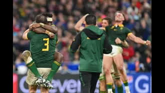 SA overcame a 14-man NZ team to keep their Rugby World Cup title.