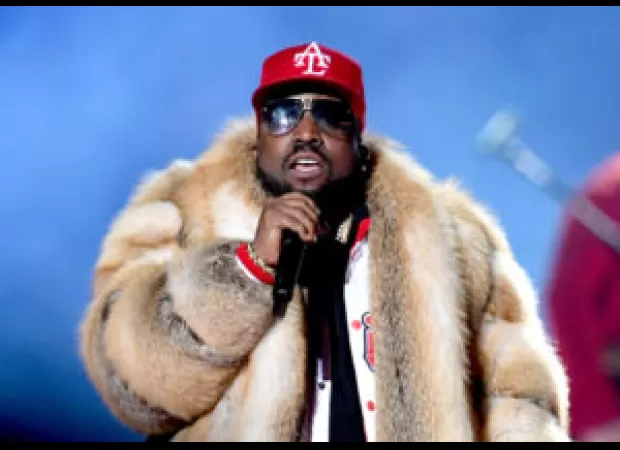 Pet owl steals the show, causing a stir when it takes flight on stage with Big Boi.