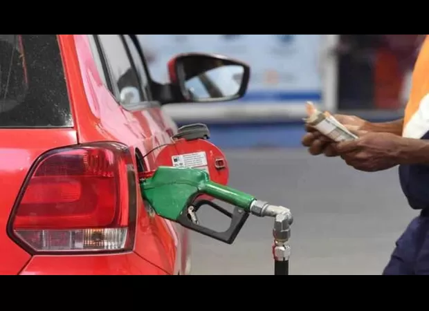 Petrol, Diesel rates remain same on Nov 4 across cities incl. Mumbai, Delhi & Chennai.