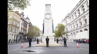 Hundreds of thousands to march in support of Palestine with police protecting the Cenotaph.