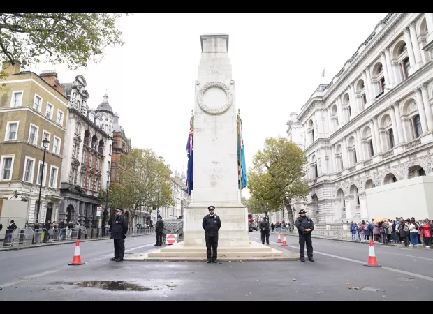 Hundreds of thousands to march in support of Palestine with police protecting the Cenotaph.