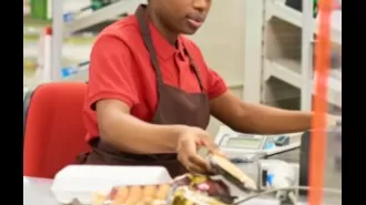 Cashier scolded by manager for clocking too many overtime hours: “Get out of the store!”