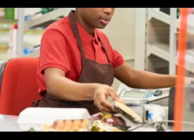 Cashier scolded by manager for clocking too many overtime hours: “Get out of the store!”