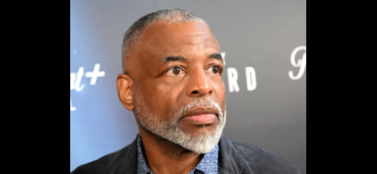 LeVar Burton criticizes moms for opposing book bans, group responds.