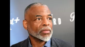 LeVar Burton criticizes moms for opposing book bans, group responds.