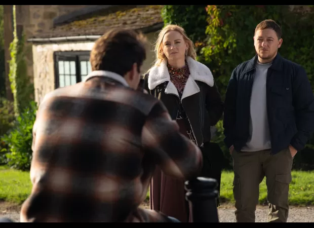 Amy worries about Chloe and Reuben's safety after their disappearance.
