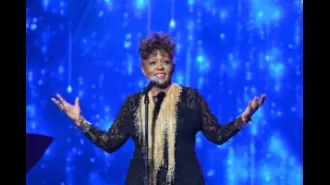 Anita Baker angers fans by arriving late & having issues with production crew.