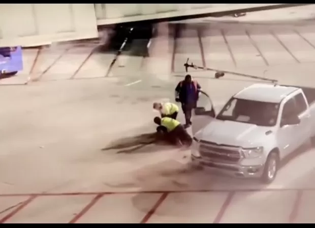 Man hastily opens plane door and jumps onto the tarmac below.