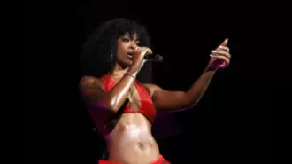 Ari Lennox scolded a fan who threw a water bottle on stage during her performance. 

Ari Lennox called out a fan for throwing a water bottle on stage during her performance and warned them of the consequences.