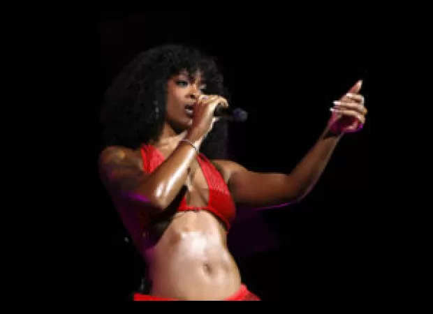 Ari Lennox scolded a fan who threw a water bottle on stage during her performance. 

Ari Lennox called out a fan for throwing a water bottle on stage during her performance and warned them of the consequences.