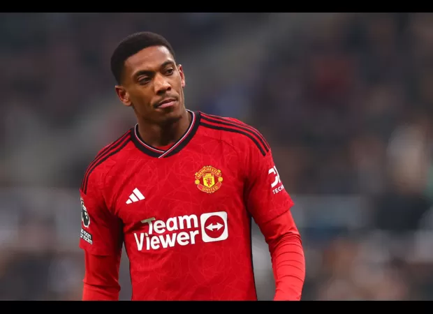 Erik ten Hag yelled at Anthony Martial for bad play vs. Newcastle.