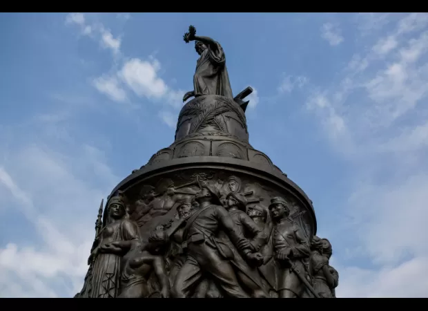 Judge orders suspension of removal of Confederate memorials.