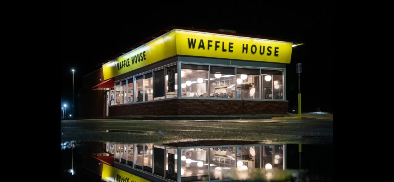 Woman disguises self as Waffle House employee, steals cash from register in Georgia.