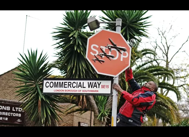Man steals Banksy art using bolt cutters.
