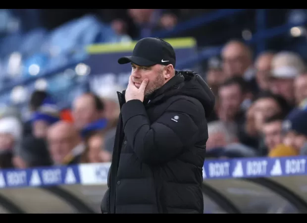 Rooney criticizes fans for singing 