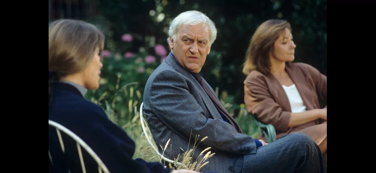People are confused by the photo of Inspector Morse.